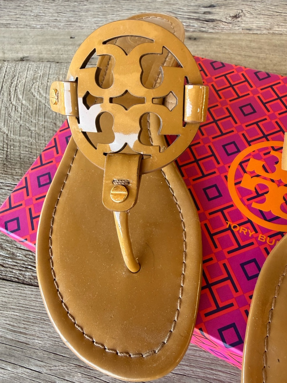 Tory Burch Tan Sand Patent Leather Logo Thong Sandals sz 8.5 - Picture 3 of 7